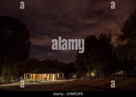 Bâtiment lumineux au ciel étoilé dans le parc national d'El Palmar, entre Ríos, Argentine Banque D'Images