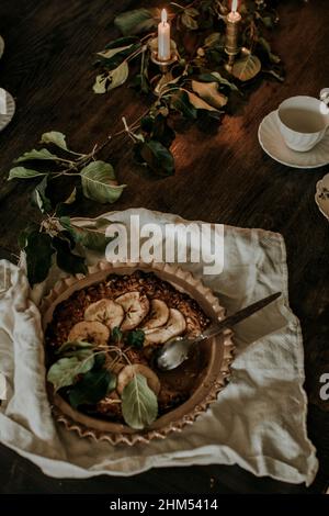 Tarte aux pommes et décoration aux feuilles sur la table Banque D'Images