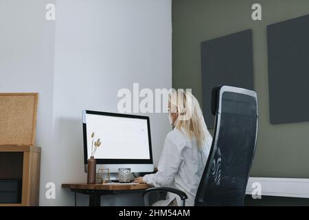 Femme utilisant un PC au bureau Banque D'Images