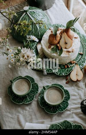 Gâteau aux poires et tasses à café sur table Banque D'Images