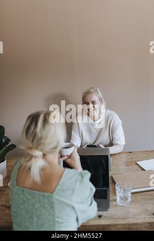 Collègues qui parlent les uns aux autres Banque D'Images