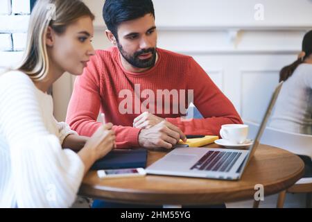 Des indépendants spécialisés discutent du projet dans un café Banque D'Images