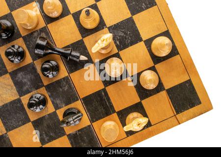 Vieilles pièces d'échecs en bois sur un échiquier, macro, vue de dessus. Banque D'Images