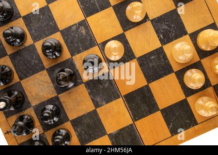 Vieilles pièces d'échecs en bois sur un échiquier, macro, vue de dessus. Banque D'Images