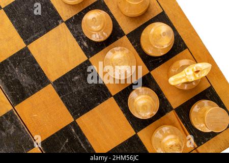 Vieilles pièces d'échecs en bois sur un échiquier, macro, vue de dessus. Banque D'Images