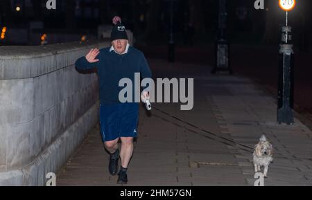 Londres, Angleterre, Royaume-Uni. 7th févr. 2022. Le Premier ministre britannique BORIS JOHNSON est vu courir avec son chien à Westminster. (Credit image: © Tayfun Salci/ZUMA Press Wire) Credit: ZUMA Press, Inc./Alay Live News Banque D'Images