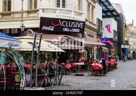 Bucarest, Roumanie, 16 octobre 2020 - rue avec de vieux buidings dans le centre historique lors d'une journée d'automne ensoleillée Banque D'Images