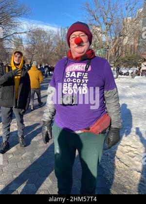 LES GENS SE RÉUNISSENT À QUEEN'S PARK POUR PROTESTER CONTRE LES MANDATS, LES RESTRICTIONS ET LE PASSEPORT VACCINAL PENDANT LA PANDÉMIE COVID-19. Banque D'Images