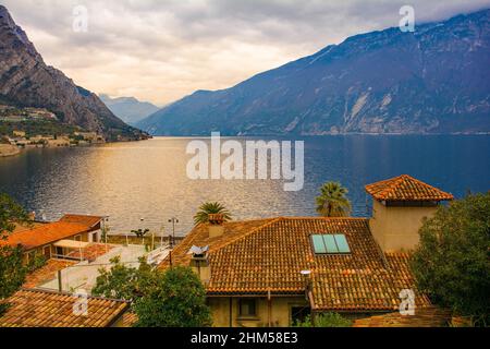 Toits historiques donnant sur la rive nord-est du lac de Garde dans la petite ville de Limone sul Garda, province de Brescia, Lombardie, Italie Banque D'Images