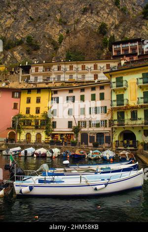 Le front de mer de la ville italienne de Limone sul Garda sur la rive nord-est du lac de Garde dans la région Lombardie Banque D'Images