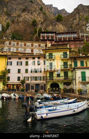 Le front de mer de la ville italienne de Limone sul Garda sur la rive nord-est du lac de Garde dans la région Lombardie Banque D'Images