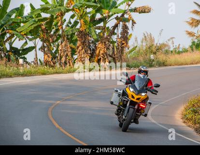 Homme senior à vélo d'aventure dans le nord de la Thaïlande Banque D'Images