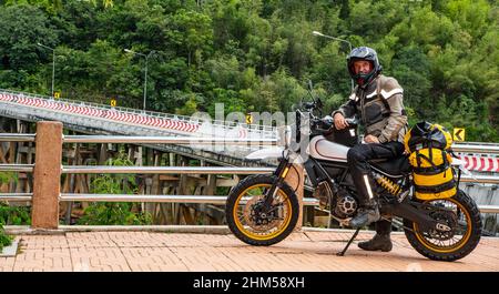 Homme posant sur sa moto dans le nord de la Thaïlande Banque D'Images