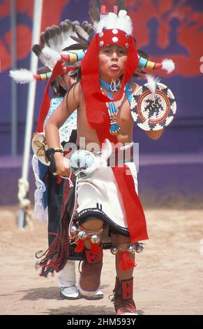 Les enfants autochtones américains lors de l'Assemblée annuelle de danse de cérémonie indienne intertribal, Gallap, Red Rock State Park, New Mexico, USA Banque D'Images