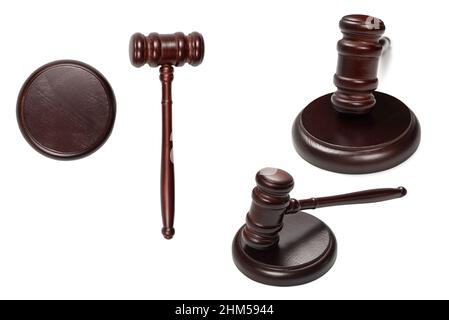 Un juge en bois et une table de son isolés sur un fond blanc.Système de justice du droit conceptuel. Banque D'Images