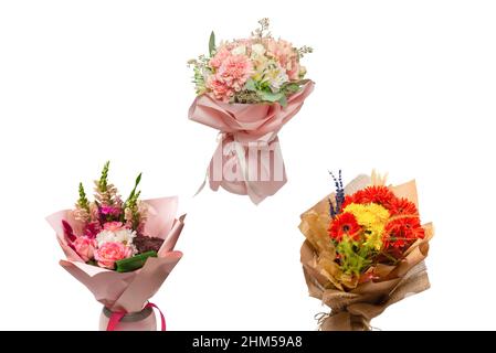 Bouquet de fleurs roses tendres en papier d'emballage rose.Isolé sur un fond blanc. Banque D'Images