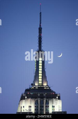 Empire State Building New York Night vertical. Tour de gratte-ciel art déco avec croissant de lune. Midtown Manhattan New York City États-Unis. Vue de dessus de l'antenne Banque D'Images