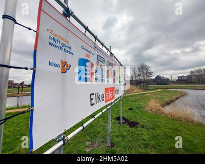 Bureau électoral avec huit affiches des parties participantes dans la municipalité de Zuidplas pour les élections municipales de 2022 aux pays-Bas Banque D'Images