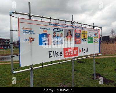 Bureau électoral avec huit affiches des parties participantes dans la municipalité de Zuidplas pour les élections municipales de 2022 aux pays-Bas Banque D'Images