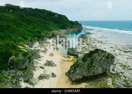 Les bassins de marée le long des falaises de la côte avec l'horizon océanique de drone Banque D'Images