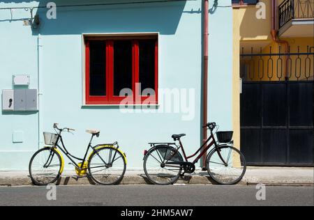 Concept de style de vie actif - deux vélos près de la maison dans la journée ensoleillée d'été. Aucune personne, photo horizontale. Deux vélos dans la rue, transport. Jaune an Banque D'Images