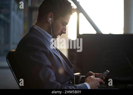 Homme assis dans une salle d'attente allant pour un entretien d'emploi Banque D'Images