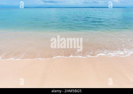 Plage avec vagues et espace de copie sur l'île de Santa Cruz, parc national de Galapagos, Equateur. Banque D'Images