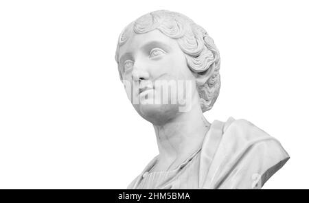 Copie en gypse de l'ancienne statue romaine de l'impératrice Faustina la tête plus jeune isolée sur fond blanc. Plâtre sculpture visage de femme Banque D'Images