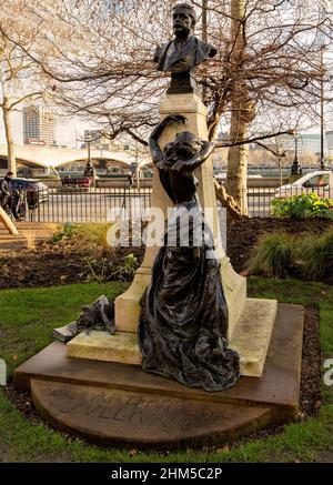 Mémorial de bronze à Sir Arthur Sullivan, compositeur et collaborateur de W.S.Gilbert, par William Goscombe John, 1903 ans, dans les jardins Victoria Embankment, Londres Banque D'Images