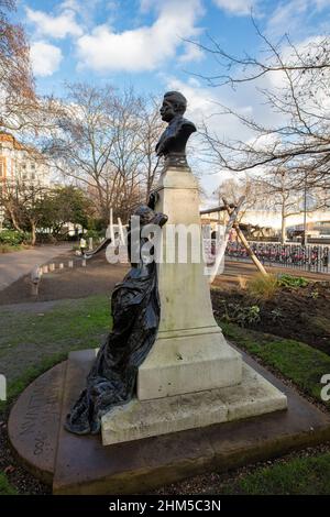 Mémorial de bronze à Sir Arthur Sullivan, compositeur et collaborateur de W.S.Gilbert, par William Goscombe John, 1903 ans, dans les jardins Victoria Embankment, Londres Banque D'Images