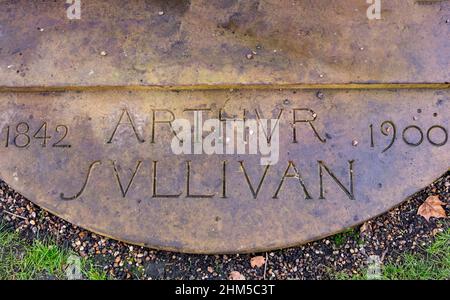 Nom incisé en mémoire de Sir Arthur Sullivan, compositeur, par William Goscombe John, 1903 ans, dans les jardins Victoria Embankment, Londres Banque D'Images