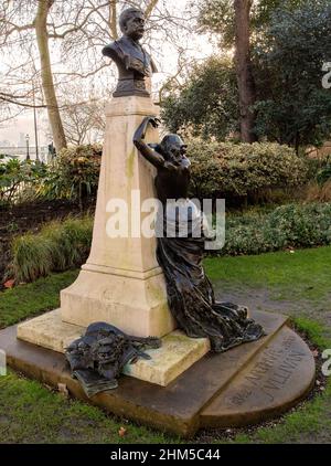 Mémorial de bronze à Sir Arthur Sullivan, compositeur et collaborateur de W.S.Gilbert, par William Goscombe John, 1903 ans, dans les jardins Victoria Embankment, Londres Banque D'Images