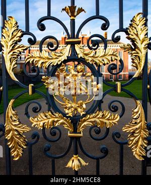 Les portes principales du Palais de Kensington, conçu par Charles Crookes; résidence royale à Kensington Gardens, Londres, résidence du Duc de Cambridge Banque D'Images