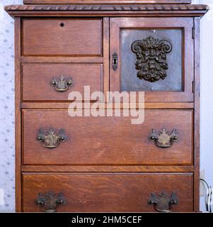 Gros plan de la commode en bois avec détail du grain de bois et de la quincaillerie. Banque D'Images