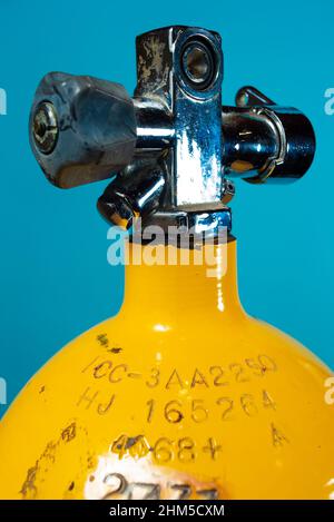 Débardeur et valve en acier jaune vintage avec fond bleu Banque D'Images