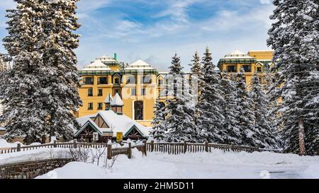 L'extérieur de l'hôtel Fairmont Château Lake Louise, situé à Lake Louise, dans le parc national Banff, Alberta Canada. Banque D'Images