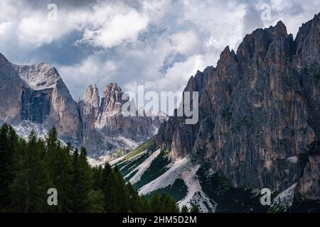 Vue sur la vallée du Val de Vajolet avec le Torri di Vajolet (au milieu), Cima Catinaccio (à gauche) et Pala di Mesdi (à droite), sommets principaux de Rosengarten. Banque D'Images