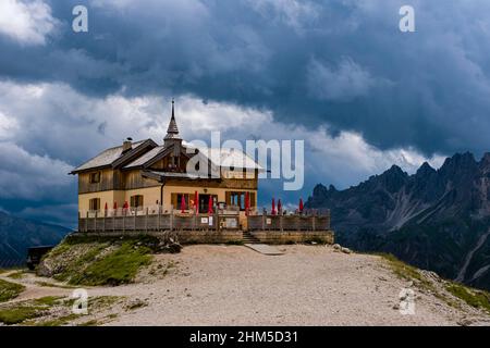 Le refuge de montagne alpin Rifugio Preuss, situé au bout de la vallée du Val de Vajolet, au pied du Torri di Vajolet dans le groupe Rosengarten. Banque D'Images