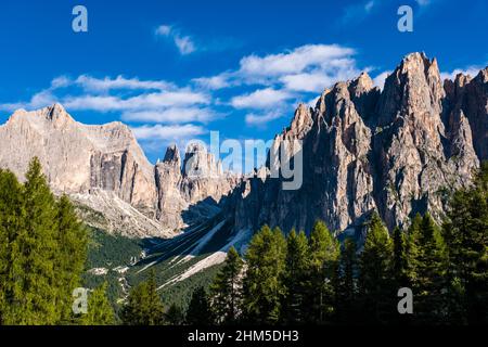 CIMA Catinaccio (à gauche), Torri di Vajolet (au milieu) et Gran Cavant avec Pala di Mesdi (à droite), principaux sommets du groupe Rosengarten. Banque D'Images