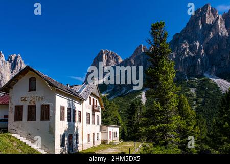 La cabane alpine Refugio Catinaccio, désormais fermée, est située près du Rifugio Gardeccia dans la vallée Val de Vajolet du groupe Rosengarten. Banque D'Images