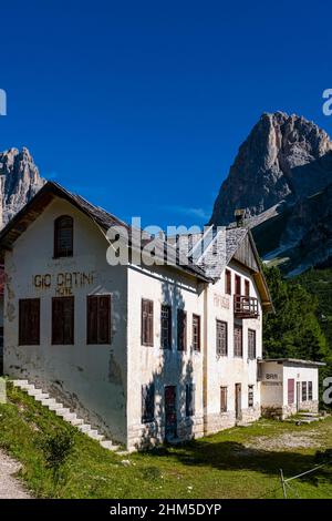 La cabane alpine Refugio Catinaccio, désormais fermée, est située près du Rifugio Gardeccia dans la vallée Val de Vajolet du groupe Rosengarten. Banque D'Images