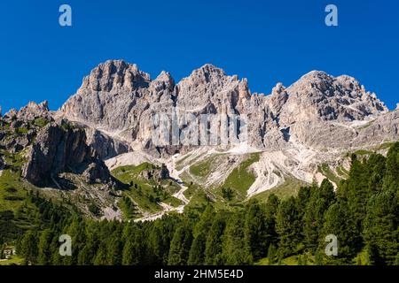 Sommets et rochers de Cima Catinaccio, vus de la vallée du Val de Vajolet du groupe Rosengarten. Banque D'Images