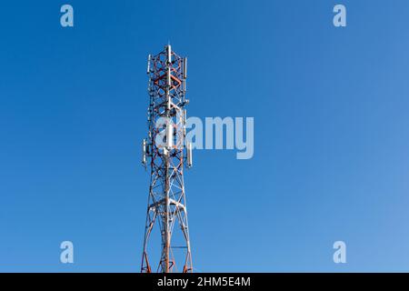 Grande tour rouge avec antennes de télécommunication et ciel bleu en arrière-plan. Équipement de communication par téléphone portable. Copier l'espace pour le texte ou la conception Banque D'Images