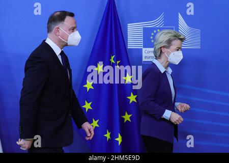 Bruxelles, Belgique.7th févr. 2022.Le président de la Commission européenne, Ursula von der Leyen, rencontre le président polonais, Andrzej Duda, à Bruxelles, en Belgique, le 7 février 2022.Credit: Zheng Huansong/Xinhua/Alay Live News Banque D'Images