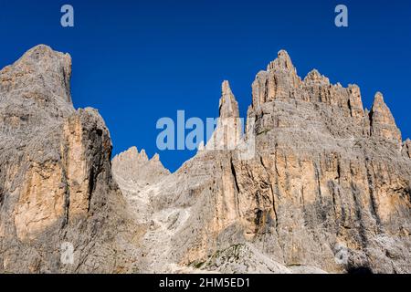 CIMA Catinaccio (à gauche), Croda di Re Laurino (au milieu, à distance) et Torri di Vajolet (à droite), principaux sommets du groupe Rosengarten. Banque D'Images