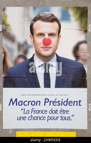 Affiches déchirées et peintes des candidats à l'élection présidentielle.France. Banque D'Images