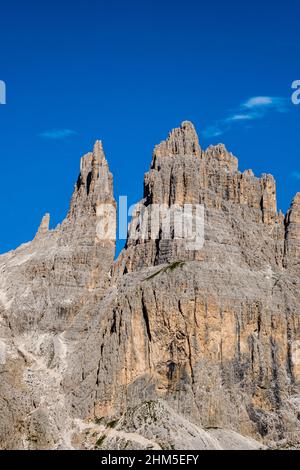 Sommets et rochers de Torri di Vajolet, vus de la vallée du Val de Vajolet du groupe Rosengarten. Banque D'Images