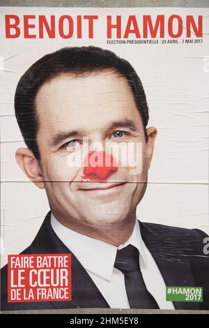 Affiches déchirées et peintes des candidats à l'élection présidentielle.France. Banque D'Images