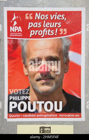 Affiches déchirées et peintes des candidats à l'élection présidentielle.France. Banque D'Images