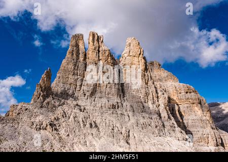 Sommets et rochers de Torri di Vajolet du groupe Rosengarten, vus du sud au-dessus de la cabane de montagne Rifugio Re Alberto I. Banque D'Images